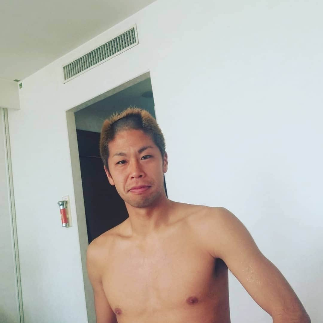 實藤友紀のインスタグラム：「宮崎キャンプ初日同部屋、もり  #森本貴幸#ボウズ#洗面所で髭剃ってると見せかけて#ボボボボウズ#どや顔#同い年#フロンターレ#釣り部#アビスパ#釣り部へ#勧誘中#逆大五郎カット」