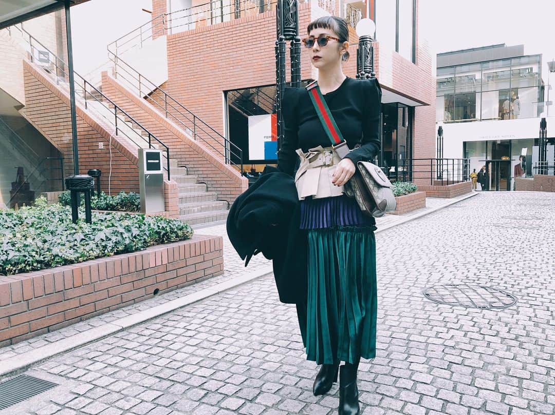 荻原桃子さんのインスタグラム写真 - (荻原桃子Instagram)「新作たくさん入荷したので私服でも早速。 レイヤードスタイルが簡単に決まるビスチェベルト。 やっぱりベージュがかわいー。 肩がツンツンパワショル風ニットも今の気分にぴったり。 #UN3D @un3d_official」2月3日 15時24分 - momokoogihara
