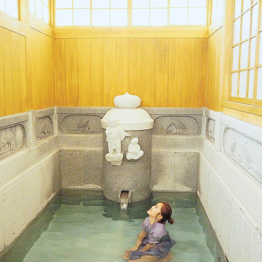 井村亜里香さんのインスタグラム写真 - (井村亜里香Instagram)「2017年12月にOPENしたばかりの 道後温泉 別館 【 #飛鳥乃湯泉 】の特別室へ 湯帳を着て入浴♨️ ・ 皇室専用浴室を再現しているの👑 ・ 冷えた体が温まって 気持ちよかった〜🧡🧡🧡 ・ #tripgirl#nanka_jp#jetstar#trip#travel#ehime#onsen#jetstar#ジェットスター#ジェットスター旅部 #松山#愛媛#愛媛旅行#女子旅#道後温泉#道後#旅#タビジョ#温泉#温泉女子#観光#観光スポット#旅行好きな人と繋がりたい#四国#浴衣#浴衣レンタル#PR」2月3日 16時12分 - arika_imura