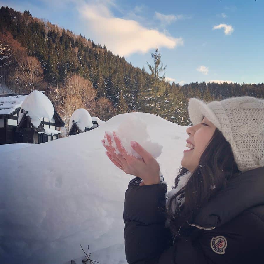 のインスタグラム：「Snow♡ #travel #ri_travel #Akita #shooting #snow #snowview #ootd #moncler #photogenic #genic_akita #instaakita #instagood #旅行 #りぃ旅 #タビジョ #りぃ旅秋田 #秋田県 #秋田 #仙北市 #温泉 #乳頭温泉郷 #鶴の湯 #実は #手が凍ってます #♨️ #☃️」