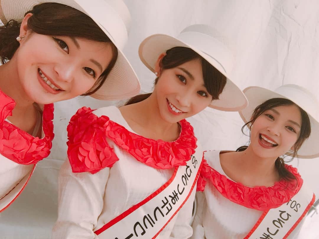 花田茉子さんのインスタグラム写真 - (花田茉子Instagram)「ひゃああああ 久々に、また久々にフラワークイーンが揃いました😍今日はフードフェスタのステージに出たよ🤡 ・ ・ 一年前の今頃のことを思って、あの時はあぁだったこうだったと振り返った時、この三人で良かったなぁと勝手にしみじみしちゃいました😢本当に沢山沢山色々な方に支えてもらったなぁと ・ ・ フラワークイーンは、素敵な方々に出会える本当に楽しいお仕事です😍皆さんほんと是非是非チャレンジしてみてください❤️ ・ あ、応募、締め切り近づいてます！今月の9日まで！1週間きりました！ お早めに！ ・ ・ ・ #ひろしまフラワークイーン #フラワークイーン #フードフェスタ #花田茉子  #山本美咲 #田尾祐加  #応募締め切り間近！ #おはやめに！」2月3日 17時15分 - makohanada_0719