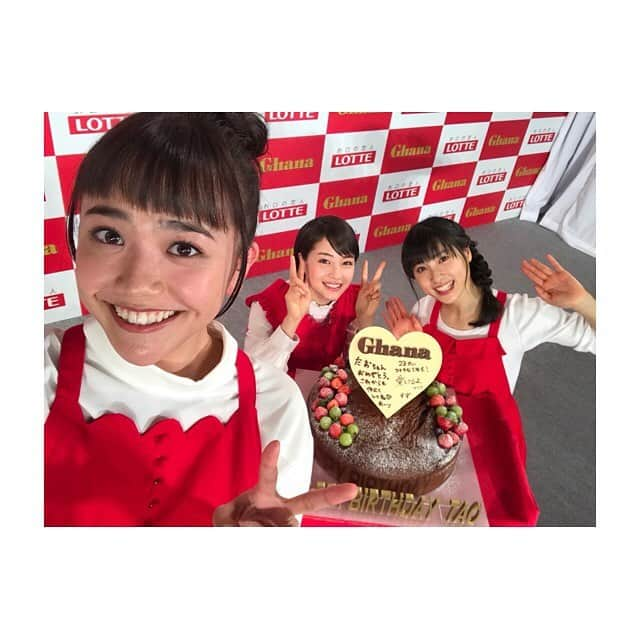 広瀬すずさんのインスタグラム写真 - (広瀬すずInstagram)「1日はガーナのバレンタインイベントでした。毎年３人で集まれてすごく好きな時間だなぁ。その時、今日誕生日の太鳳ちゃんにサプライズでお祝いもさせて頂いて、３人で焼肉行こうねって約束してきました。素敵な素敵なおふたりさまです☺︎ 改めて、太鳳ちゃんおめでとーう♡♡♡」2月3日 17時50分 - suzu.hirose.official