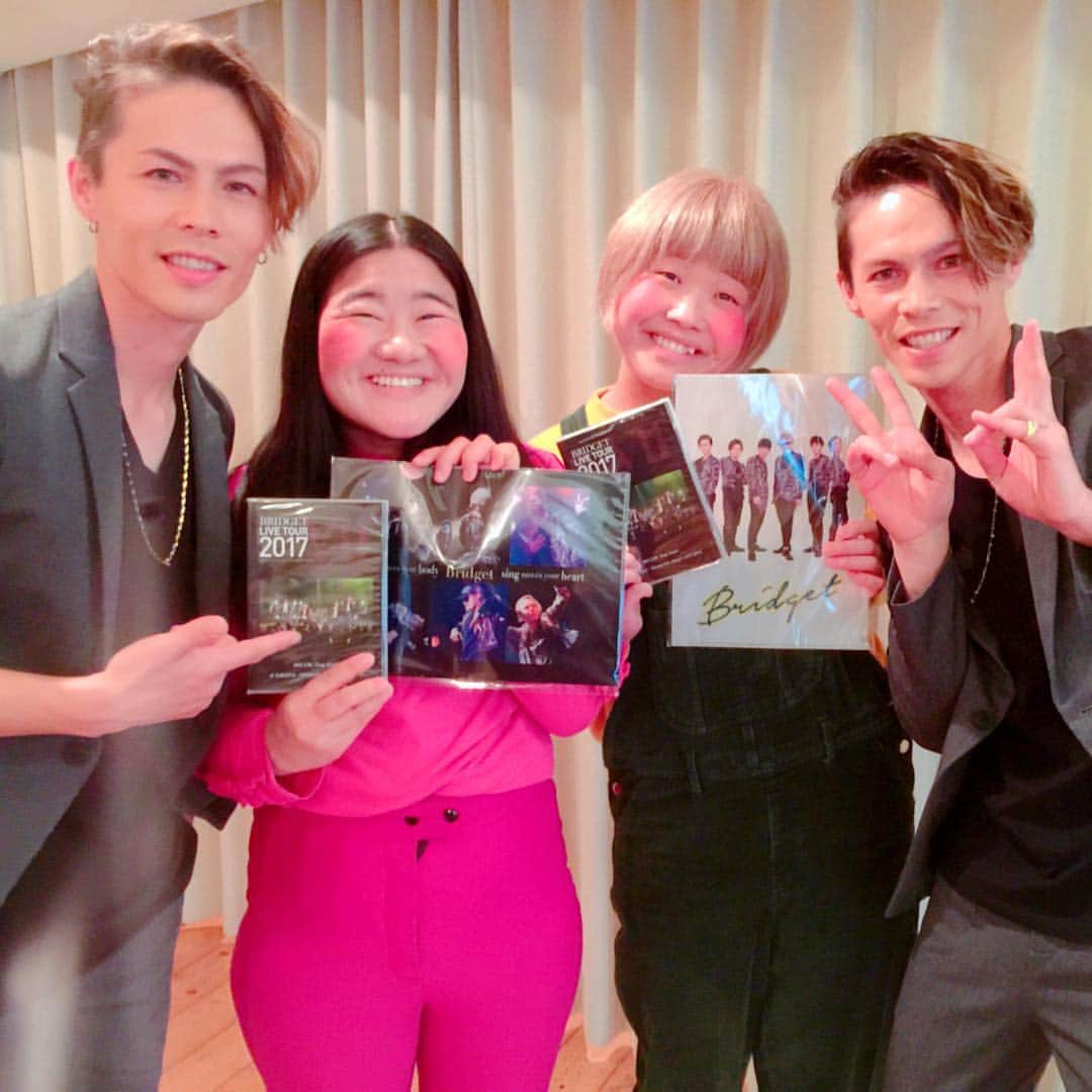 YU・RYO（BRIDGET）のインスタグラム：「Twins & ガンバレルーヤ.  #bridget #twins #half #dancer #japan #双子 #ハーフ #ダンサー #日本 #バズリズム02 #ガンバレルーヤ #お試し音楽リポーターが行く #オモロかった #同じ愛知県出身」