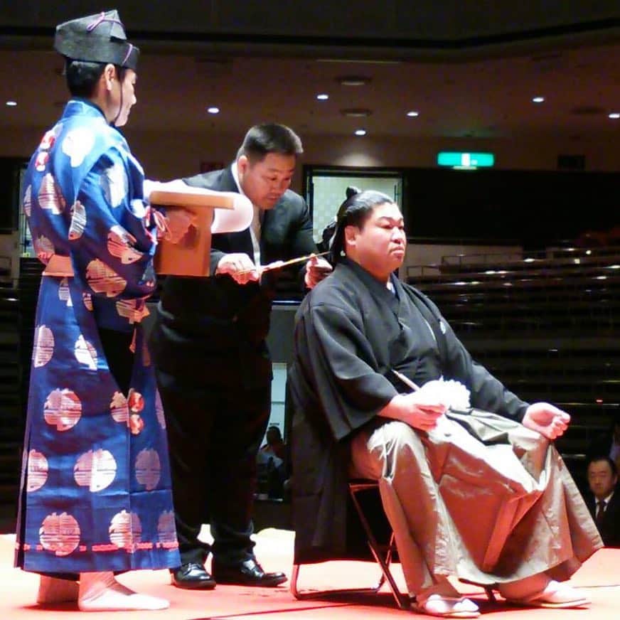 あかつさんのインスタグラム写真 - (あかつInstagram)「福島県出身力士 【双大竜】関 の髷にハサミを入れさせて頂きました。 13年間お疲れ様でした。 #双大竜 #福島県出身 #力士 #断髪式」2月3日 19時15分 - akatsu_sumo