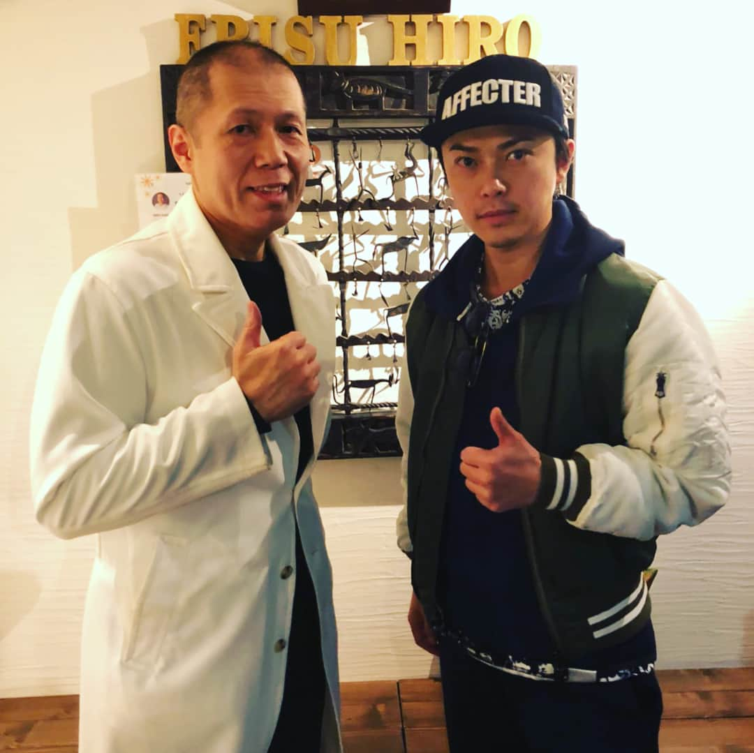 勝地涼さんのインスタグラム写真 - (勝地涼Instagram)「3月に裸になる撮影があるからほぼ毎日キックボクシング🥊からの 疲労回復点滴🏥からの 整体マッサージ💆‍♂️ 点滴の針こわい 鍼もこわい😂 #バンゲリングベイ #恵比寿医院 #ヒロ鍼灸整骨院 @hiroin  先生からもらう #バレンタイン #チョコ が独特、笑」2月3日 19時26分 - ryo.katsuji.official