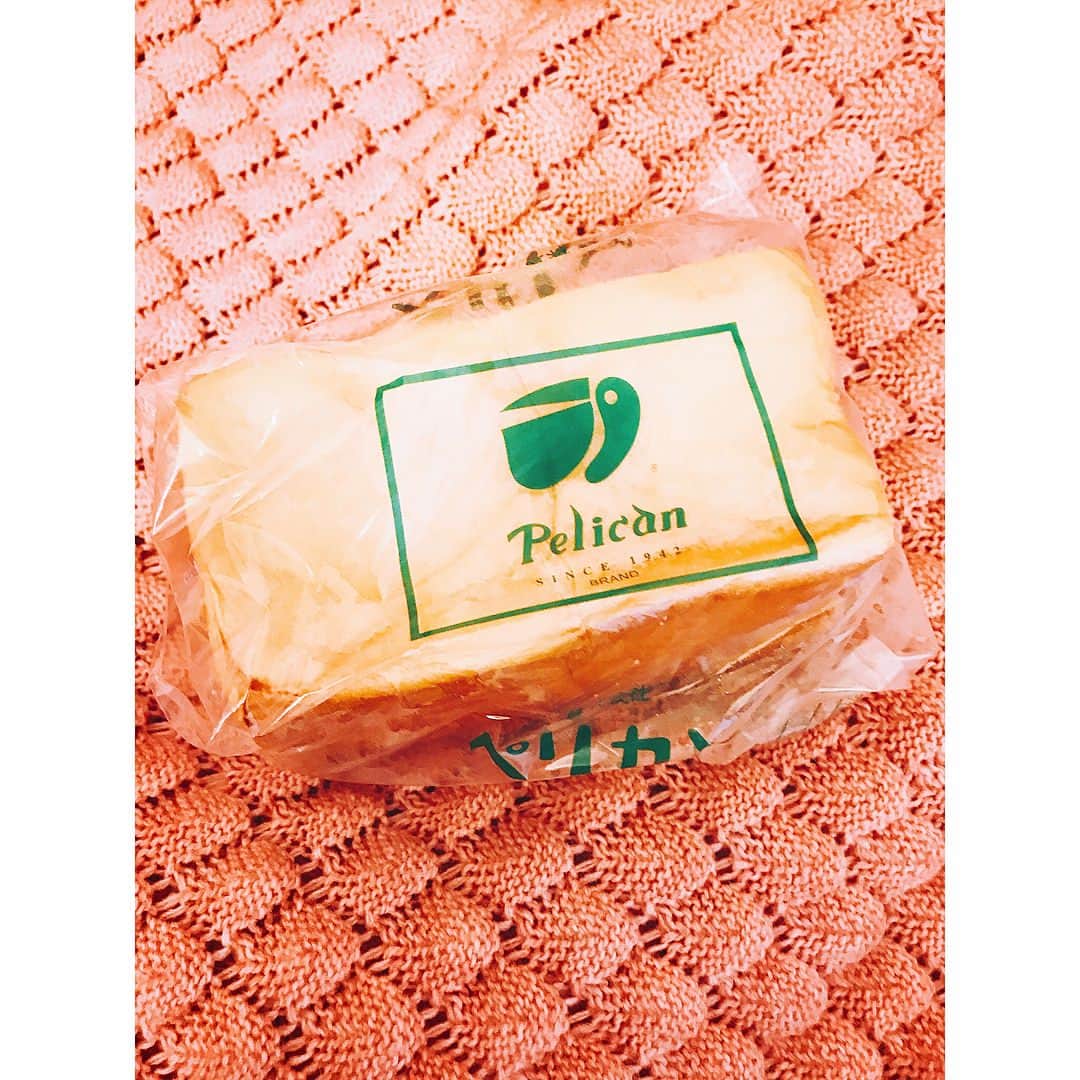 堀田茜さんのインスタグラム写真 - (堀田茜Instagram)「スタイリストさんにお裾分けしてもらった浅草"ペリカン"の食パン フワフワモチモチで美味しすぎた🤤 以前いただいた乃が美の食パンも美味しかったし、空前の食パンブーム🍞 トースターで焼いて、北海道ロケで買ったちょびりこジャム研究所のジャムをつけて食べる🤤💖ここは色んな変わり種のジャムも売っていて、今日はながいもとゆずのジャムを♡ ついでにTEAPONDという紅茶専門店で購入したフルーツティーも入れて☕️(これもロケで買った！笑) 毎日のちいさな幸せ♡ #食パン #ジャム #朝食」2月3日 21時47分 - akanehotta