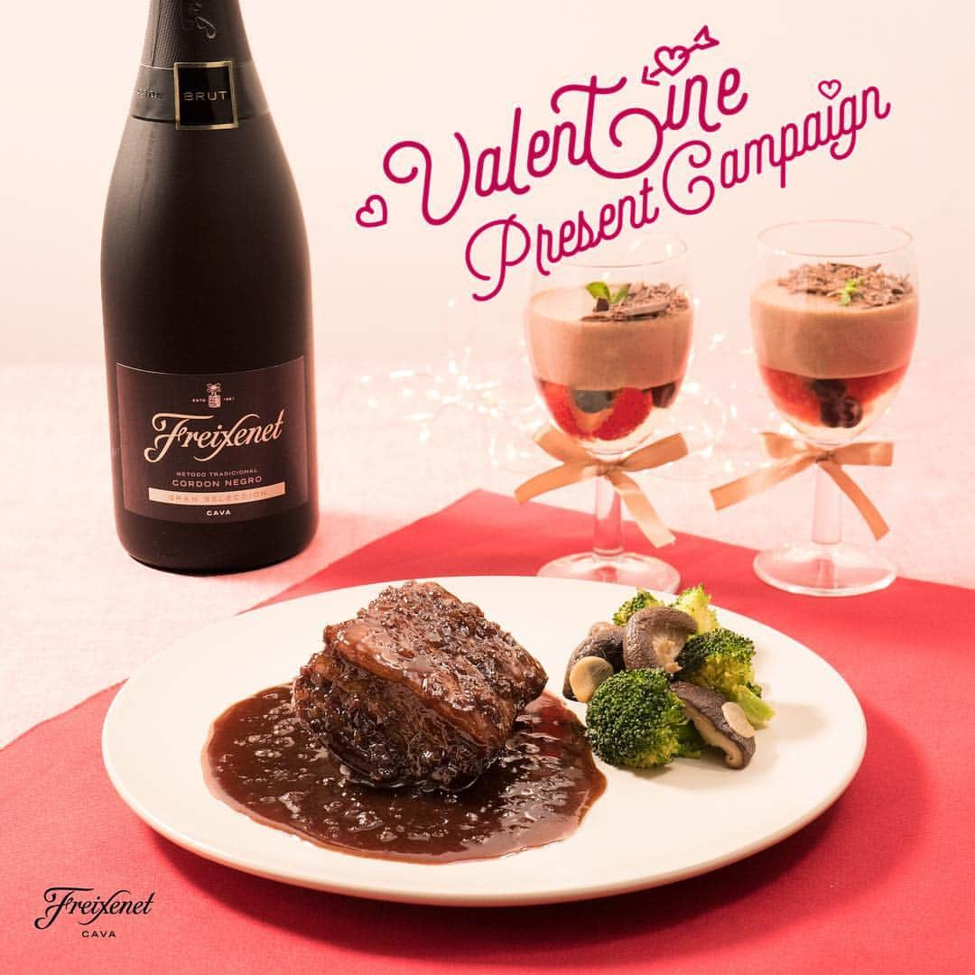 Freixenet フレシネ公式のインスタグラム：「Valentine Present Campaign！ もうすぐバレンタイン！ということで フレシネからみなさんに特別なバレンタインのプレゼント！ . 抽選で50名様にKurashiru × Chefy のバレンタインスペシャルレシピが作れるミールキットとフレシネのセットをプレゼント！ミールキットには、写真の豪華な料理がつくれる材料がつまっています！ チョコレートソースが美味しいメイン料理とフレシネゼリーでスペシャル感あふれるデザートがこれだけで作れちゃいますよ。  今回はさらに、Wチャンスで20名様にかわいいフレシネベビーボトルの3本セットもプレゼントしちゃいます。 . プレゼントを当ててステキなバレンタインを過ごしたら、#今日なに祝おう でインスタにシェアして自慢してね！ . くわしくは、 「chefy フレシネ」で検索！ . ↓こちらからも応募できます↓ https://chefy.jp/freixenet/ . #今日なに祝おう #バレンタイン #フレシネ #freixenet  #バレンタインデー #valentinesday  #バレンタインレシピ  #スパークリングワイン #カヴァ #スパークリング #シェフィ #クラシル #クラシルレシピ #プレゼントキャンペーン  @kurashiru @chefy_jp」