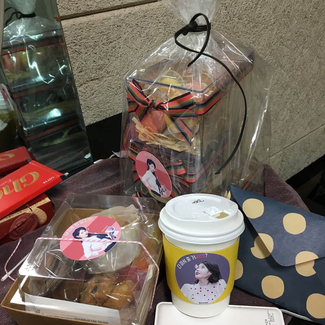 IUさんのインスタグラム写真 - (IUInstagram)「#흑수저스토리 손수 만들고 포장한 디저트들 정성👍🏻사진 같이 못 찍어 줘서 미안해요 고마워요💝」2月3日 22時08分 - dlwlrma