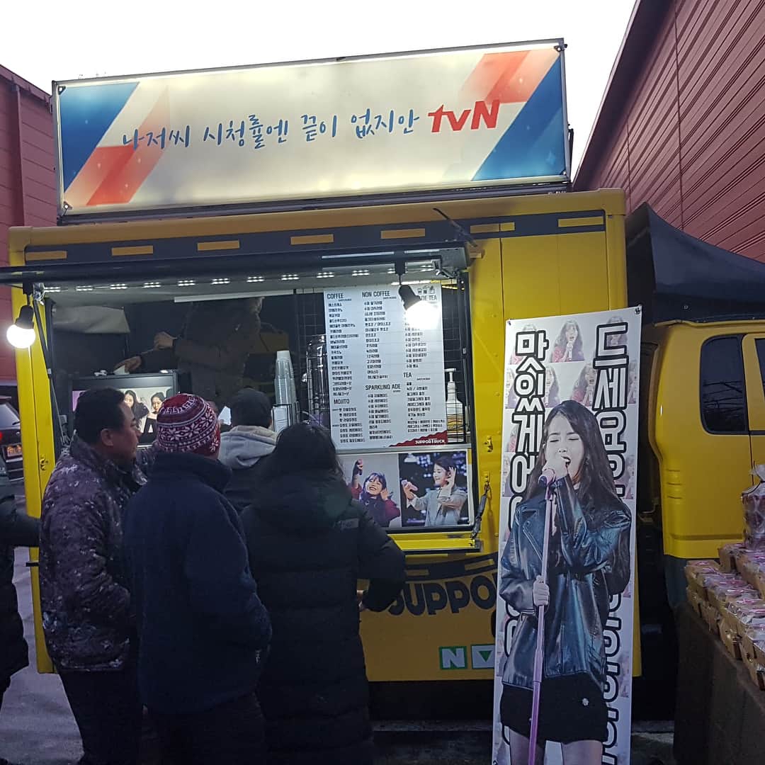 IUさんのインスタグラム写真 - (IUInstagram)「#흑수저스토리 손수 만들고 포장한 디저트들 정성👍🏻사진 같이 못 찍어 줘서 미안해요 고마워요💝」2月3日 22時08分 - dlwlrma