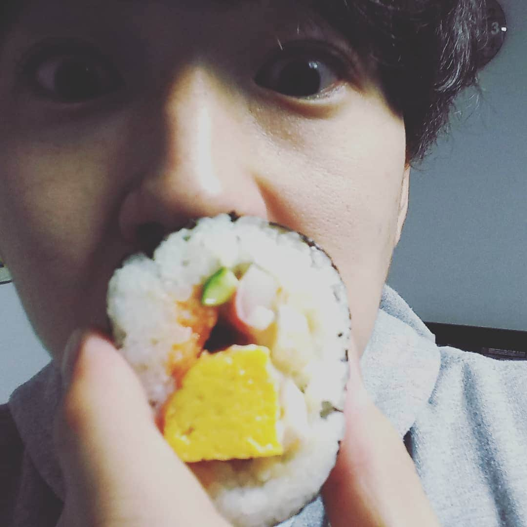 小野竜輔さんのインスタグラム写真 - (小野竜輔Instagram)「恵方巻いかせてもろてるで～  #恵方巻 #年取ってこういうのやりだしたよね #すがれるものには全部すがるよね #ね」2月3日 22時22分 - onodora0813