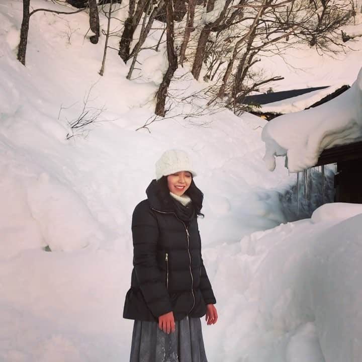 のインスタグラム：「lol♡ #travel #ri_travel #Akita #JR #snow #snowview #funny #funnymoment #lol #instaakita #instalol #旅行 #りぃ旅 #タビジョ #りぃ旅秋田 #JR東日本 #行くぜ東北 #冬のごほうび #PR #秋田県 #秋田 #仙北市 #温泉 #乳頭温泉郷 #鶴の湯 #雪遊び #もっと綺麗に雪がふわぁ〜ってなる予定やったのに #ぼさぼさ顔に降ってきた #失敗 #🤣」