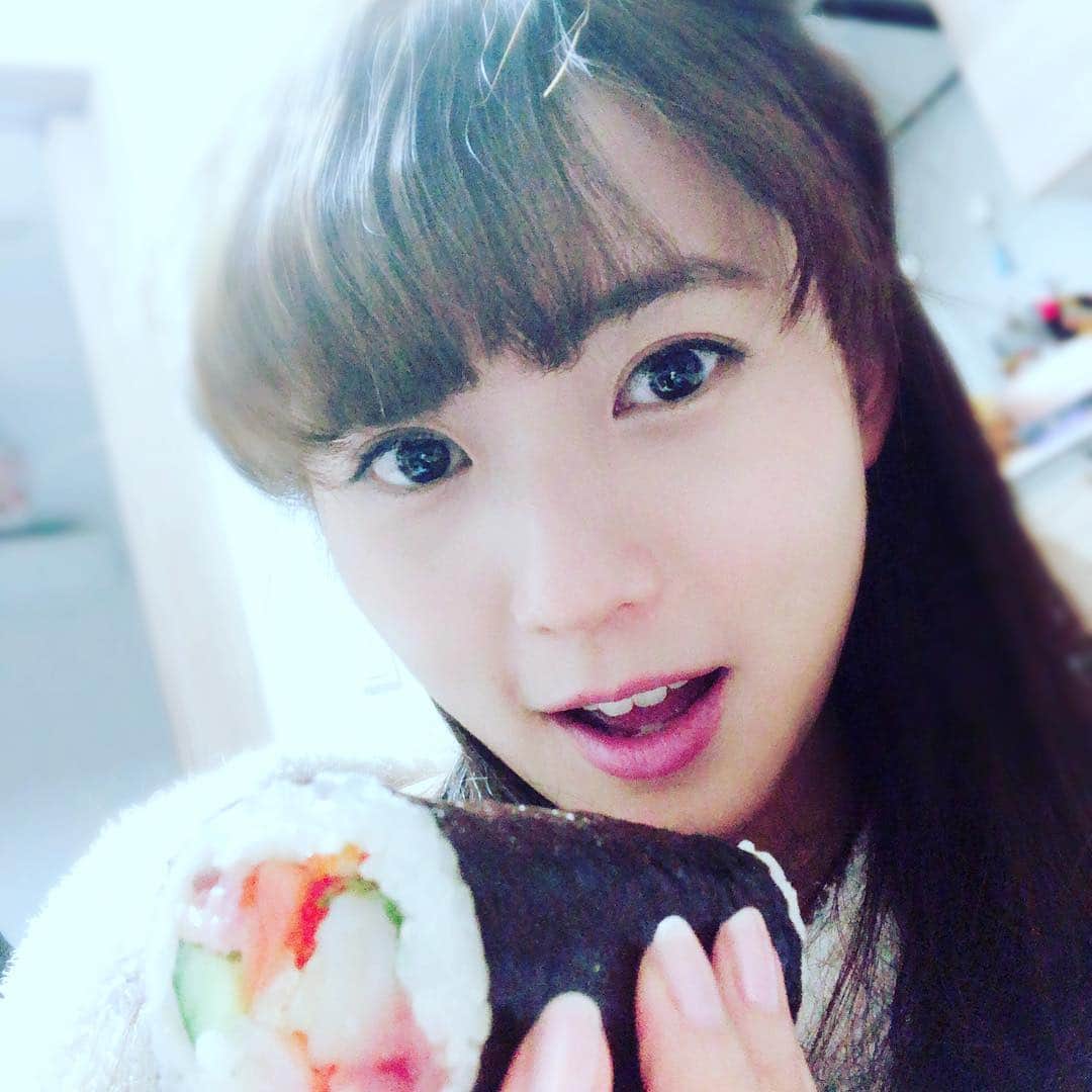 段文凝のインスタグラム：「ア〜ンして〜 南南東って間違えないでね(๑˃̵ᴗ˂̵) #恵方巻き #節分」