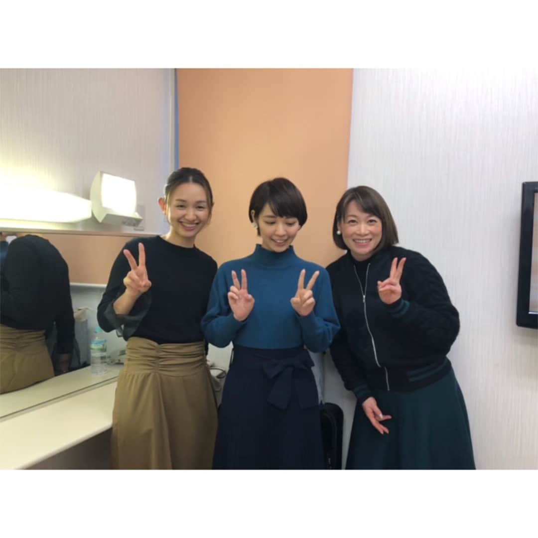 吉谷彩子さんのインスタグラム写真 - (吉谷彩子Instagram)「明日2月4日TBS 22時〜 「林先生が驚く初耳学」出ます☺️ 陸王の裏話もチラッと話してるので、お時間ある方は是非☺️ 仲良しの衣装メイクチームと☺️ #林先生 #初耳学#陸王 #是非見てね #写真はポーズが決まらずグダグダになった三連発」2月3日 23時12分 - ayako_yoshitani