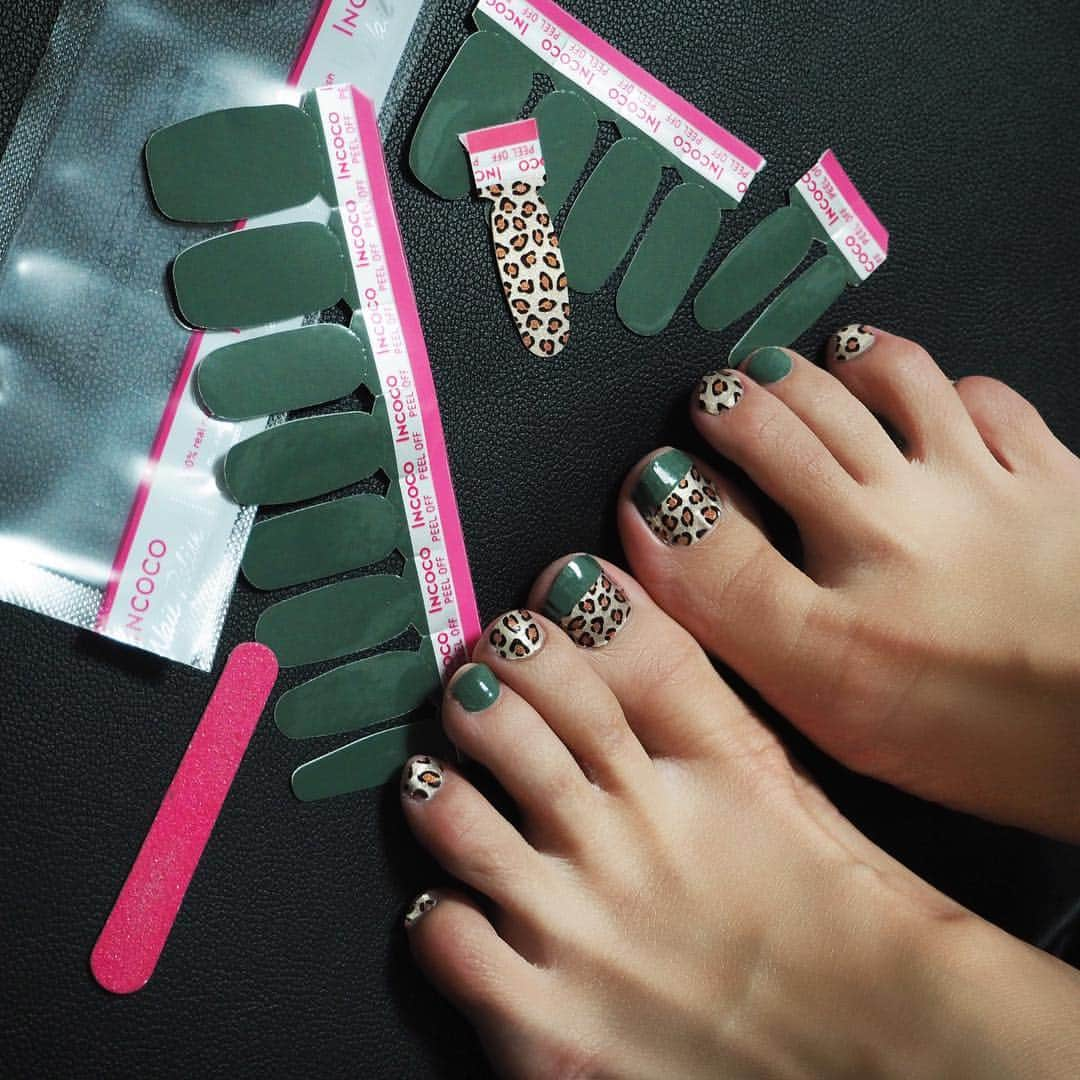 si ouxさんのインスタグラム写真 - (si ouxInstagram)「深夜の足指メンテ💅ペディキュアはいつもセルフでやってます。 話題の貼るだけマニキュアを使ってみた！2種類使ってフレンチ風にアレンジ。 乾かす時間がいらないから乾燥中の「あ”？！」てことがなくて良いし、二度塗りの概念がない！一発貼るだけで高発色。当然ちゃ当然なんだけど。 セルフでヒョウ柄描くのとか結構大変だけど、これなら余裕！ ネイルシールかと思ってたら、マニキュア成分でできてて、なるほど開封したらあの匂いがした！ゆえに除光液でオフできるんだって。 世の中いろんな便利なものがありますね！ . #incoco #インココ #インココネイル #incoconails」2月4日 3時52分 - si_oux