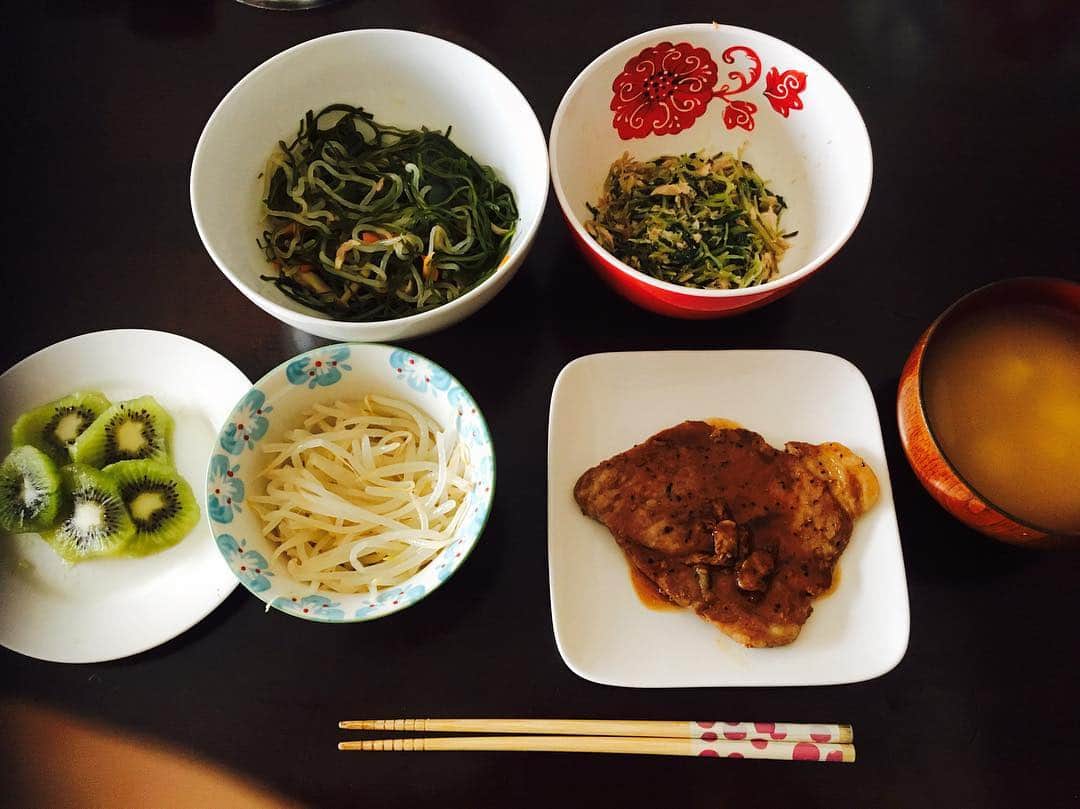 菅原萌香のインスタグラム：「ウォーキングの先生と一緒にもやしダイエット💪 まずは1日1食のお米をもやしに変身！！･ #もやし#糖質オフ #豚肉のステーキ #こんぶとしらたきとにんじんの煮物 #空芯菜の新芽とシーチキンの和え物 #豆腐のお味噌汁 #キウイ #煮物と和え物は1人分の量じゃないです⚠️笑 ちょっと今日は急いでて綺麗に盛り付けて並べられなかったの許してください…でももやし記念日として載せさせて🙇‍♀️💦笑」