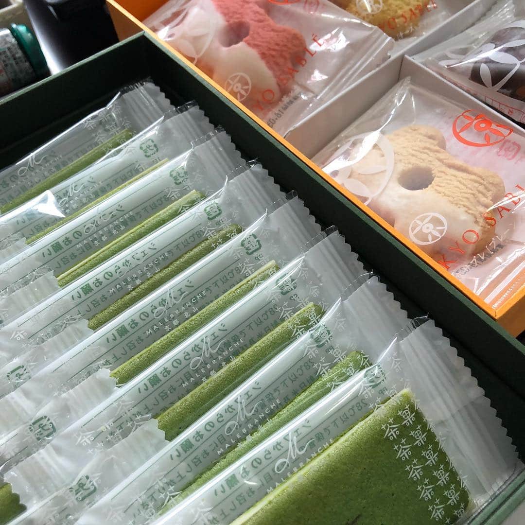 野間美由紀のインスタグラム：「京都の妹から退院祝いのお菓子が届く。大好きな茶の菓（お抹茶ラングドシャ）と京サブレ。嬉しい。(^^)」