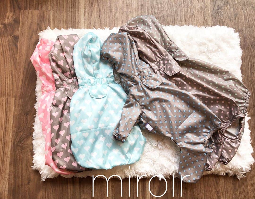miroir ?miroir(ミロワール)?のインスタグラム：「☂️レインコートが登場☂️ * 雨の日が楽しくなりそうレインコート😋 ロンパースタイプでお腹のボタンが男の子用と女の子用と使いわけができる優れもの✨ カラーバリエーション豊富で6色ご用意しております👌 XXS〜XL ￥6950(税抜)  近日販売予定です🐶💕 * * #miroir#missbibi#minamiaoyama#hiroo#petsalon #dog #dogstagram #pet #dogwear #ミロワール#ミスビビ#南青山店#広尾店#ペットサロン#トリミングサロン#オリジナルブランド#犬服#レインコート新作#パグ#ドッグウエア#ドッグアパレル#可愛い#雨の日#さんぽ#わんこ」