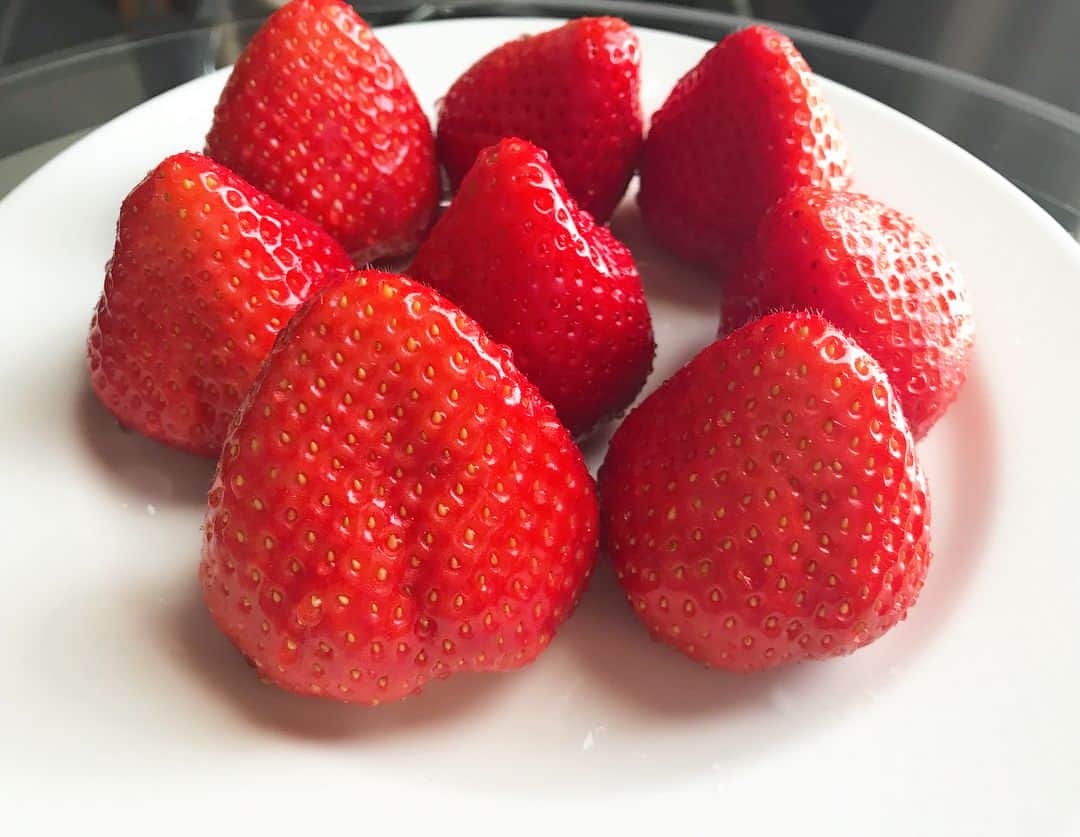 絢香さんのインスタグラム写真 - (絢香Instagram)「朝のフルーツ イチゴ🍓 #毎朝食べる #イチゴ大好き #strawberry #小さい頃から大好きで #妹と取り合いだった 笑 #このイチゴとにかく大きい🙄 #仙台 #今日もライブ頑張ります」2月4日 8時58分 - ayaka_official_jp