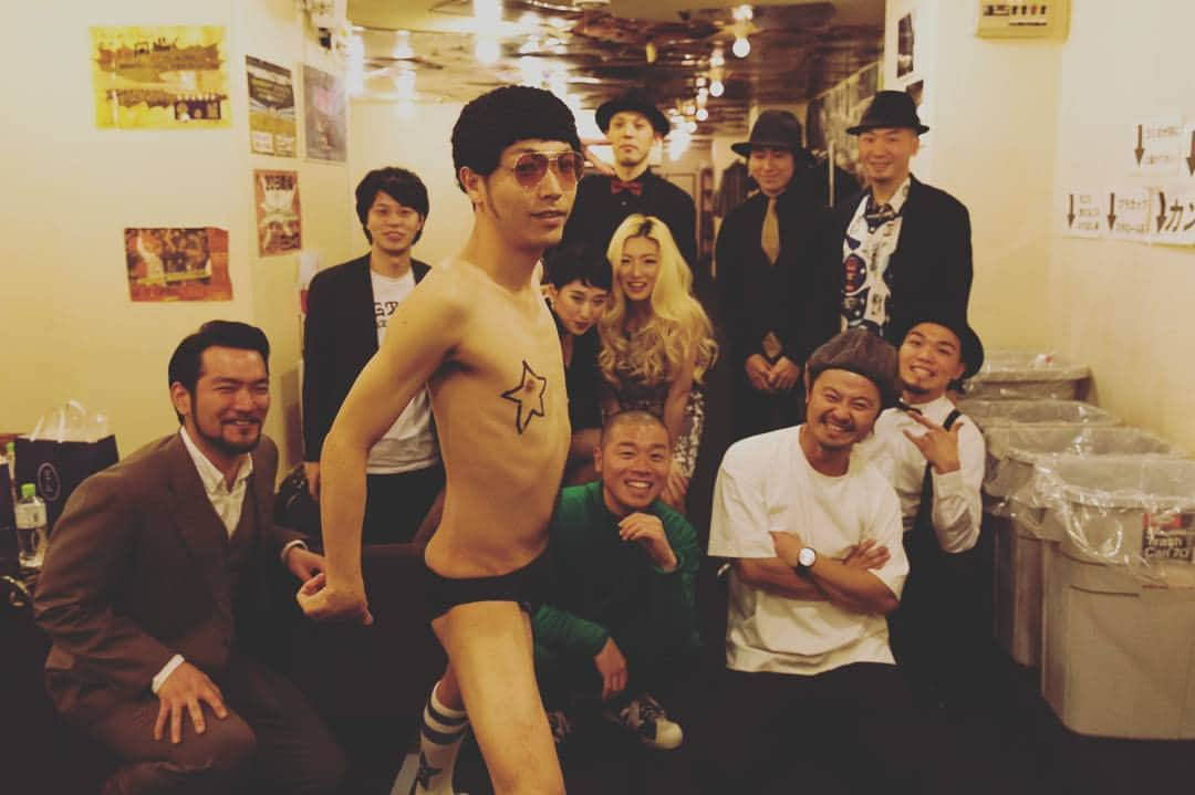 山名文和さんのインスタグラム写真 - (山名文和Instagram)「アキナと強、大阪編は終わりました。 オープニング、秋山さんにどっきり。 何も知らずに、この時はものすご楽しそうにちょけてました。 身体に星を書いたりして楽しそうでした。 このあと、どっきり。 変な奴が乱入して一番変な格好してる秋山に絡んでいくというもの。 大成功に終わりやした。  １０日は東京あります！ まだ少し席あるよん！！ きてねー！  #強 #アキナ #アキナと強」2月4日 11時51分 - fumikazu_yamana