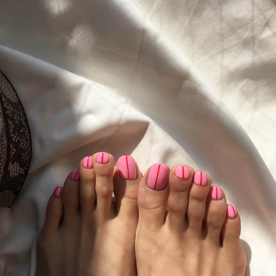 Hello♡のインスタグラム：「まだまだ寒いけど foot nailもちゃんとやってる🍒 pink派手だけどかわいいなぁ🎀 今日いい天気〜なにしよ🤔🤔 @relum_misato @relum.official  #nail #relum #ネイル #spring」