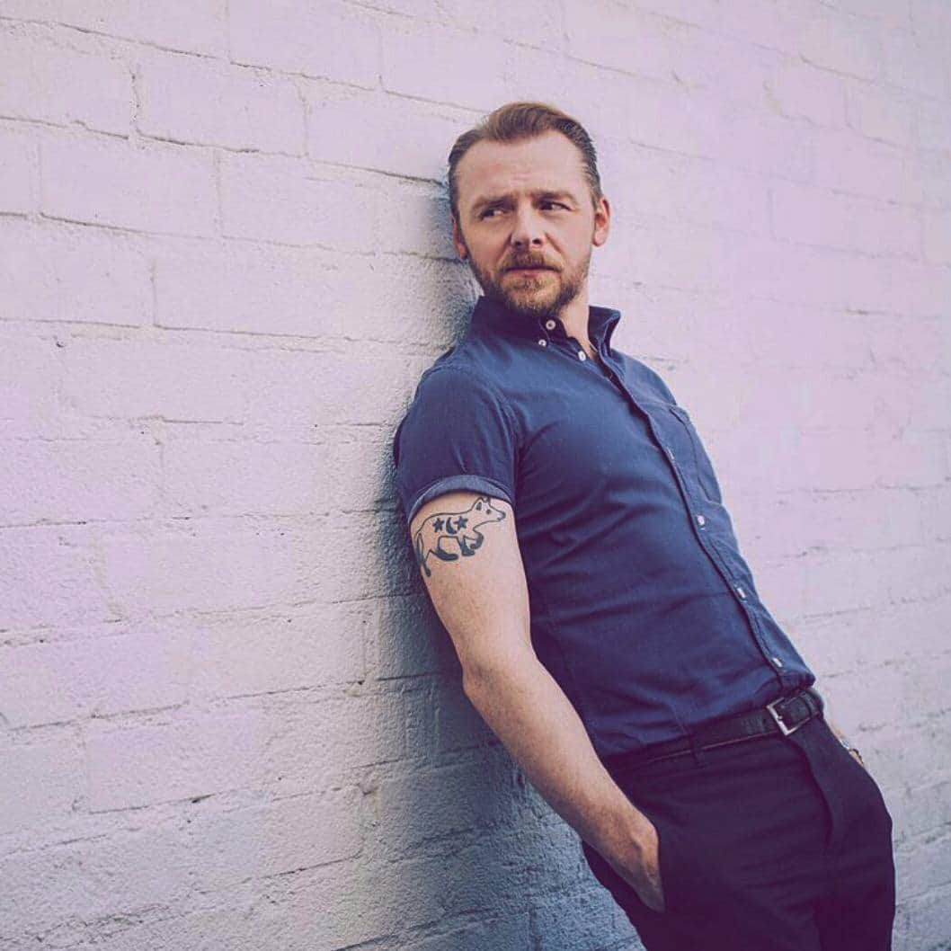 サイモン・ペグさんのインスタグラム写真 - (サイモン・ペグInstagram)「Rolled sleeves, button up and a side look 😏 #simonpegg#buttonup#classy」2月4日 12時54分 - simonpegg_