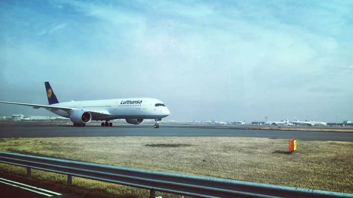 金子実加のインスタグラム：「めっちゃ遠い。 Twiceと同じ飛行機で、 可愛かった。 . #airport #飛行機 #hanedaairport #airplane #fly #sky」