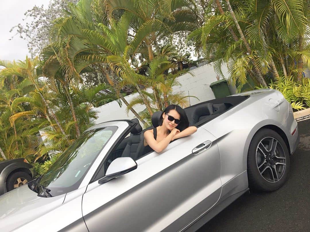 のインスタグラム：「ネタで撮ったマスタングとの キメキメ写真たち笑笑 そこらへんにあったゴミ箱の上に スマホ乗せてセルフタイマーしてるなんて 誰にも言えない✋🏻✋🏻✋🏻笑 ✳︎ #マスタング #オープンカー #ハワイ #ホノルル #hawaii #honolulu #drive #ドライブ #旅MUSE」
