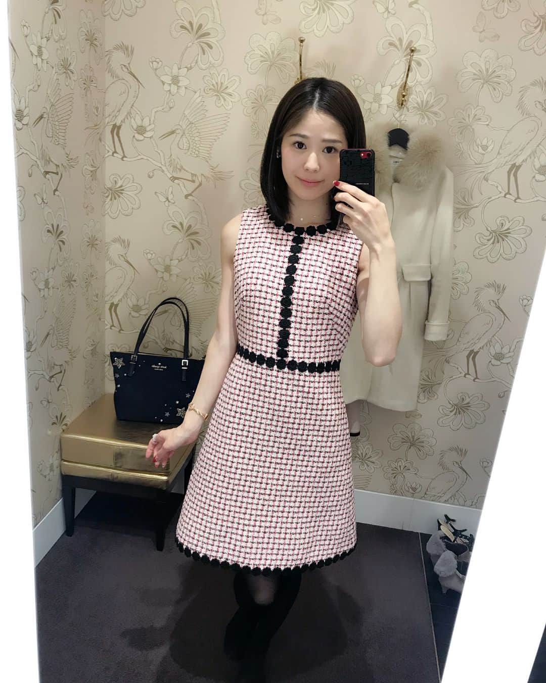 小日向えりのインスタグラム：「最近ワンピはM'S GRACYのばっかり着てたけど…今日はkatespade❤️ 後ろに写ってるバッグもkatespade♠️ 定番デザインに、クリスマス限定のキラキラついてて、超かわいいと思って、グアムで購入✨ 日本ではあっという間に売り切れたんだって❗️今日店員さんが教えてくれた。買っといてよかった✨ お手頃価格でデザインもかわいいからどんどん増えてく😅  #katespade  2枚目以降のワンピとコートは全て  #エムズグレイシー」