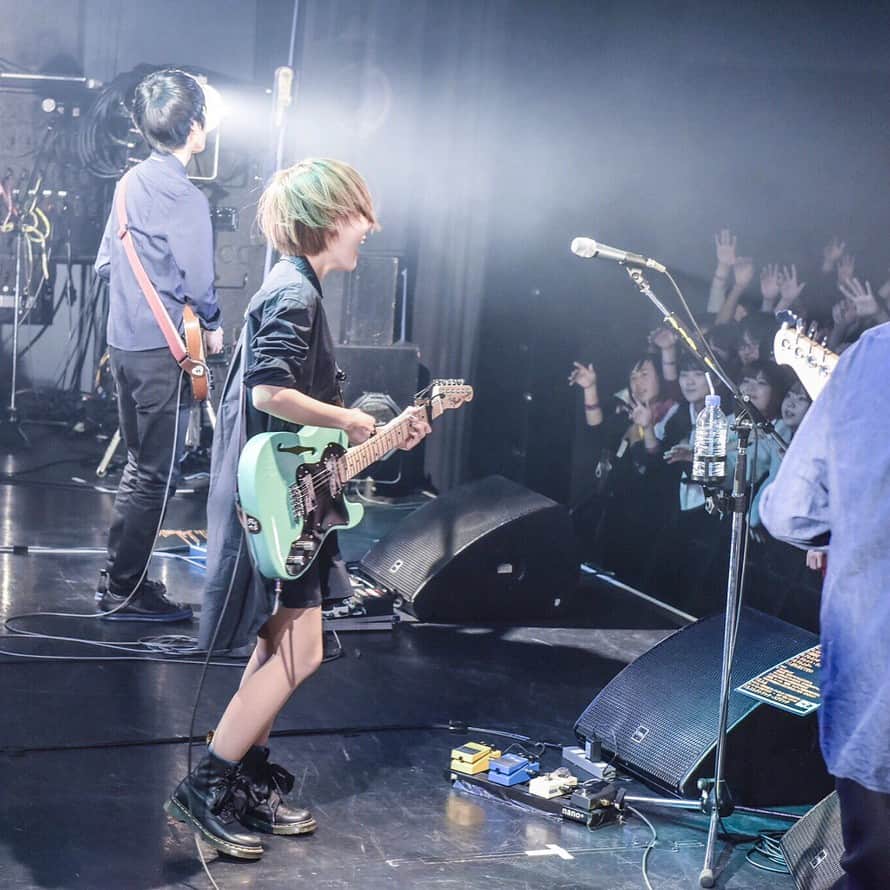 雫さんのインスタグラム写真 - (雫Instagram)「大阪ありがとうございました。 ギター新調しました。新しい相棒は、フェンダーテレキャスターのシンラインです。ゴールドのボディにネイビーのピックガード！ サブもシンラインだけど、色合いはおなじみのやつにしたよ〜」2月4日 23時56分 - plkshizuku