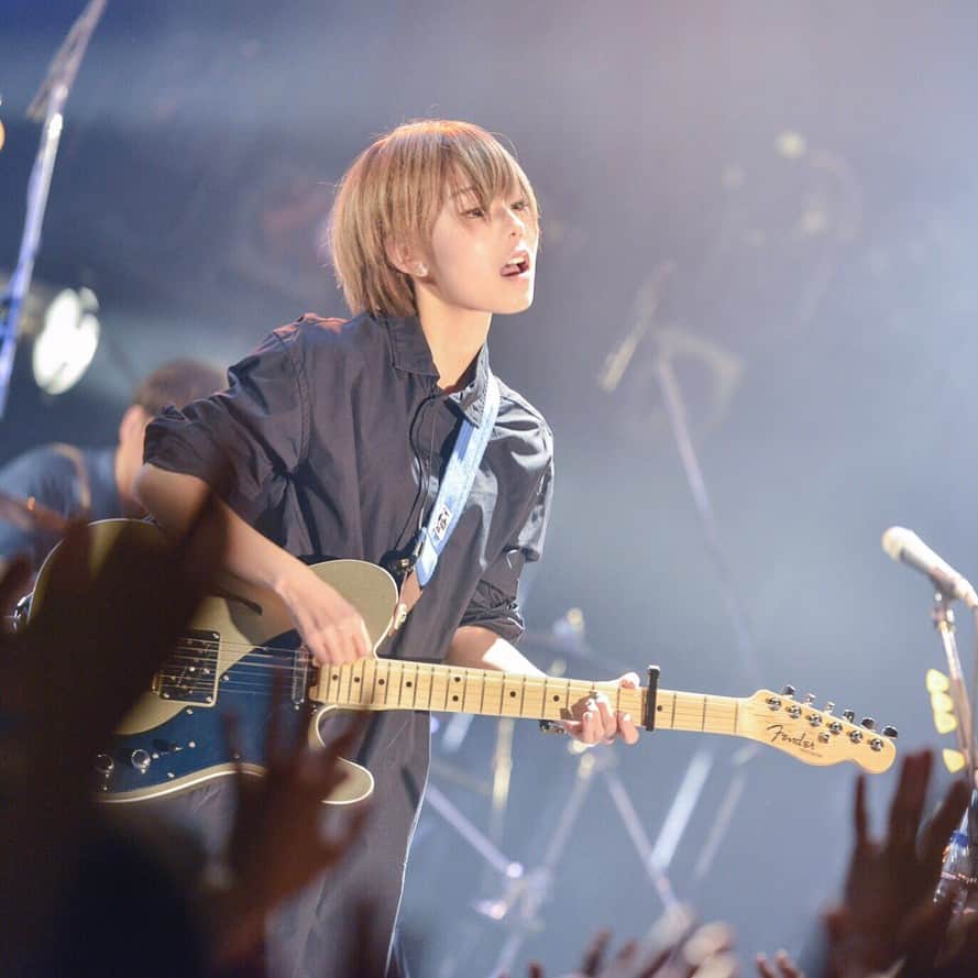 雫さんのインスタグラム写真 - (雫Instagram)「大阪ありがとうございました。 ギター新調しました。新しい相棒は、フェンダーテレキャスターのシンラインです。ゴールドのボディにネイビーのピックガード！ サブもシンラインだけど、色合いはおなじみのやつにしたよ〜」2月4日 23時56分 - plkshizuku