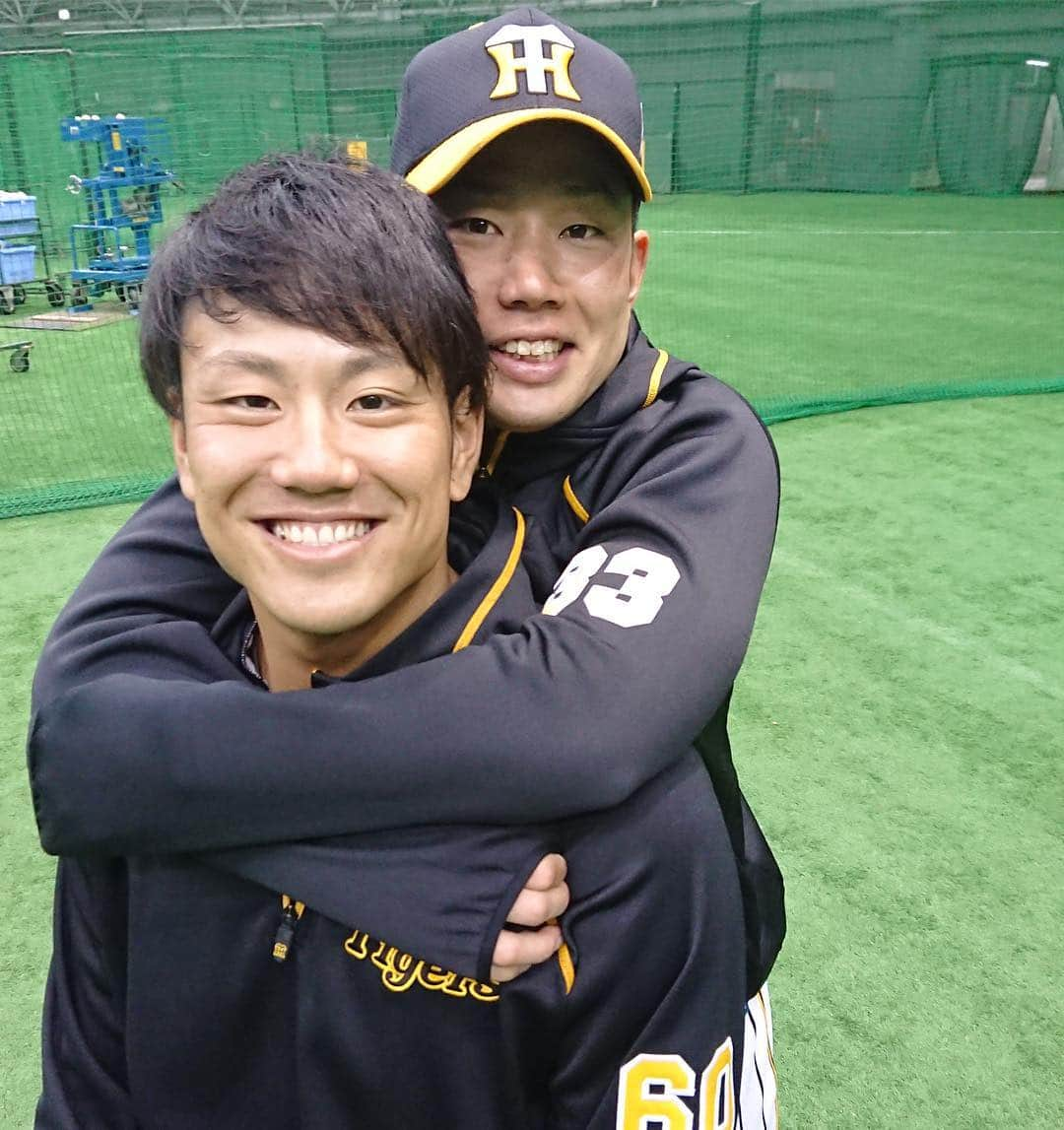 阪神タイガースさんのインスタグラム写真 - (阪神タイガースInstagram)「練習後の中谷選手と糸原選手を📷✨ #中谷将大 選手 #糸原健斗 選手 #２人とも #いい笑顔 #😊 #第1クール終了 #明日は休日 #阪神タイガース  #ちばりよータイガース」2月4日 20時30分 - hanshintigers_official