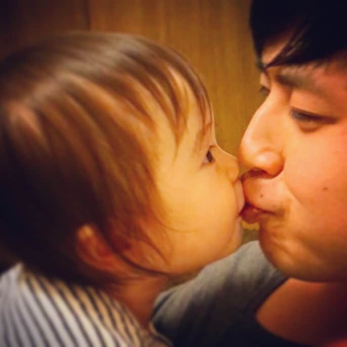 篠宮暁さんのインスタグラム写真 - (篠宮暁Instagram)「娘がキス魔に目覚めた。これは貢がされる日も近い。」2月4日 20時26分 - shinomiyaakira
