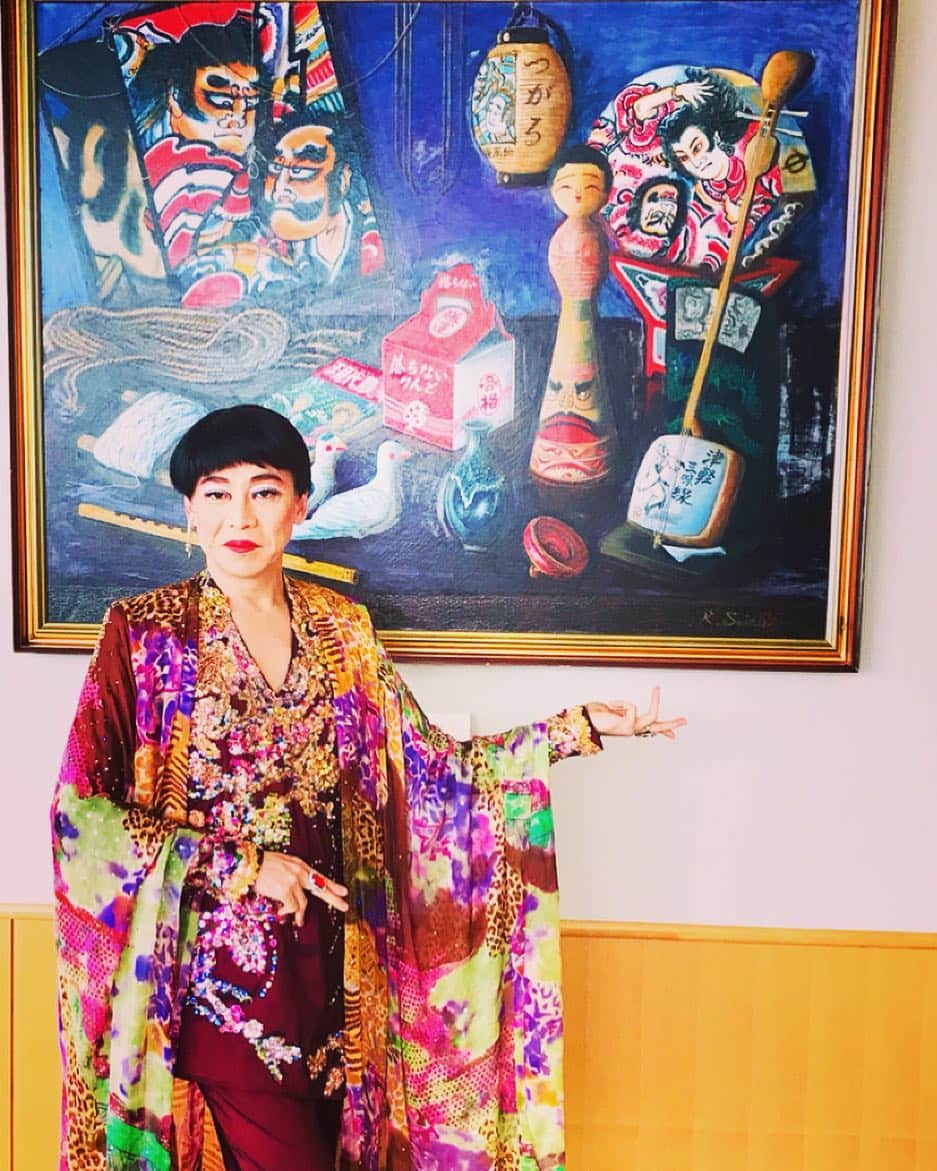 美川憲二さんのインスタグラム写真 - (美川憲二Instagram)「本日のステージ 無事終了よ〜😙🎶🎶🎶✨✨✨✨✨✨✨ #美川憲一  #美川憲二 #ものまね  #ワインレッド派手派手衣装  #青森県 #藤崎町文化センター  #青森ぽい絵でぱちりんこ #本日のステージも無事終了😉🎵🎵」2月4日 20時32分 - mikawakenji