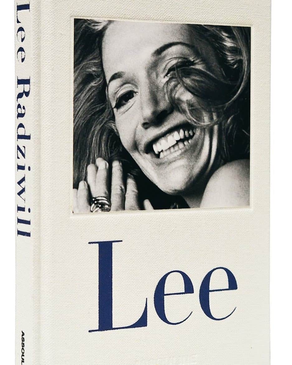 ELLE girl JAPANさんのインスタグラム写真 - (ELLE girl JAPANInstagram)「【エディターが選ぶファッション本👠】 読めばおしゃれが楽しくなる✨ 本日のオススメはこちら⬇️ - 『Lee』リー・ラジヴィル（著）📙 - 姉ジャクリーン・ケネディ・オナシスを凌ぐファッションアイコンと呼ばれるリー・ラジヴィル。彼女の2冊目の著書『Lee』には、プライベートなオフショットが満載。フォーマルなスタイルに、とびきりシックなアウトドアでの着こなし、リゾートでのカジュアルなファッションまで、自然体の彼女かほとばしるセンスの良さにときめく！ : #リー #リーラジヴィル #おしゃれ #ファッション本 #ファッション #エディター #fashionbook #Lee」2月4日 21時01分 - ellegirl_jp