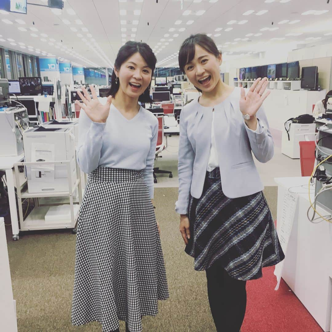 石榑亜紀子さんのインスタグラム写真 - (石榑亜紀子Instagram)「今日のTXNニュース は 繁田美貴アナウンサーと🌿 トップスの水色の色合いといい、 チェックの黒スカートといい、 嬉しいほどかぶって、記念撮影✨ 今週の#カラオケバトル も見ます‼︎（←つい見てしまう面白さ、要チェックです🎤） #テレビ東京 #テレ東 #TXNニュース  #繁田美貴 #アナウンサー と たまたま#ふたごコーデ 風になり😁 しかし、 繁田アナいつ見ても#かわゆす 💕  #走る気象予報士 #ランニング女子 #石榑亜紀子 #減量中 #ダイエット記録  #コーデ #ランニング部 #ランナー #マラソン女子」2月4日 21時31分 - guregure_46