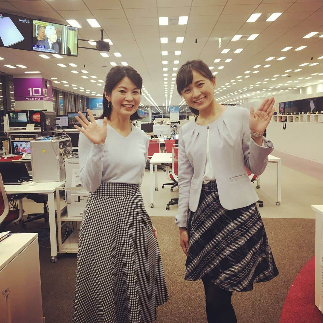 石榑亜紀子さんのインスタグラム写真 - (石榑亜紀子Instagram)「今日のTXNニュース は 繁田美貴アナウンサーと🌿 トップスの水色の色合いといい、 チェックの黒スカートといい、 嬉しいほどかぶって、記念撮影✨ 今週の#カラオケバトル も見ます‼︎（←つい見てしまう面白さ、要チェックです🎤） #テレビ東京 #テレ東 #TXNニュース  #繁田美貴 #アナウンサー と たまたま#ふたごコーデ 風になり😁 しかし、 繁田アナいつ見ても#かわゆす 💕  #走る気象予報士 #ランニング女子 #石榑亜紀子 #減量中 #ダイエット記録  #コーデ #ランニング部 #ランナー #マラソン女子」2月4日 21時31分 - guregure_46