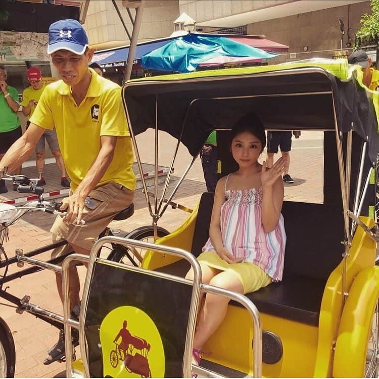 与田祐希のインスタグラム：「与田ちゃん サイドカーで ドライブへ〜🚲 ドライブへGO！  #サイドカーでGO #日向の温度 #与田祐希 #シンガポール #与田ちゃん #乃木坂46」