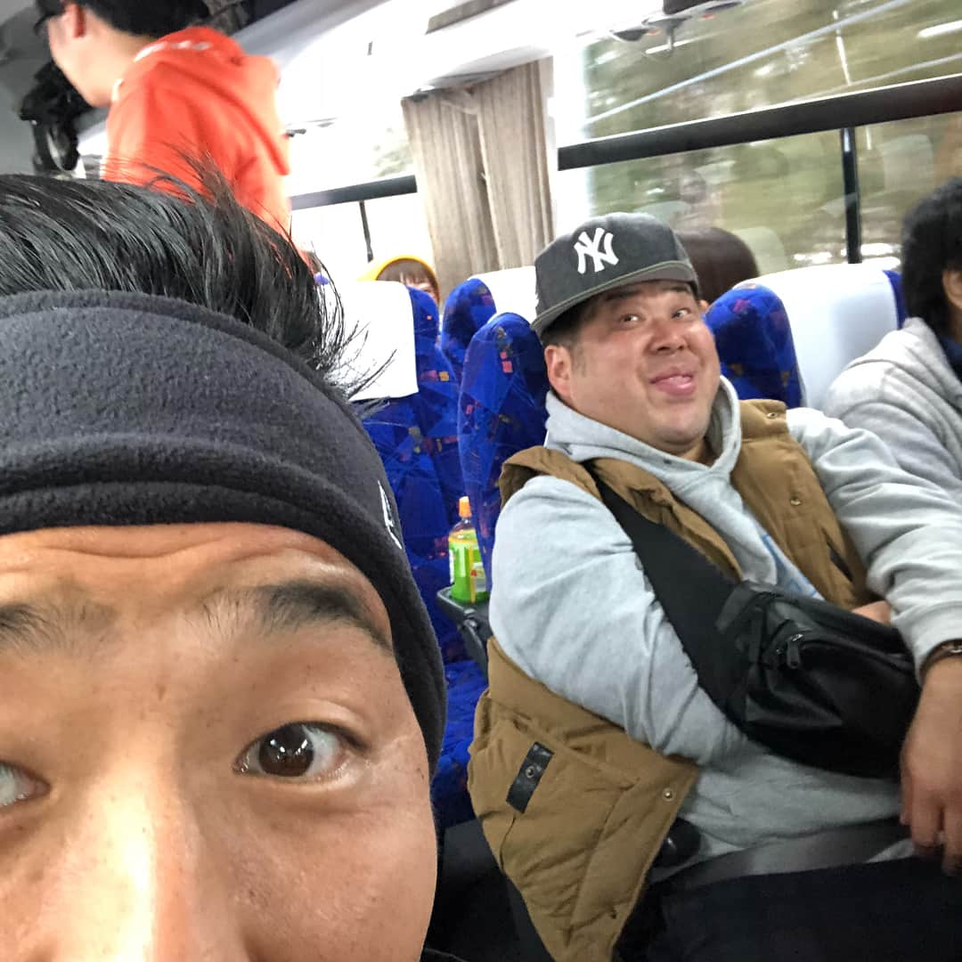 平井俊輔さんのインスタグラム写真 - (平井俊輔Instagram)「ライセンス井本軍団と行く！奥会津スノボ&パーリーナイトの旅！ お客さん達とバスツアーに行ってきました！ 2018年2月3日、4日！ #絶景奥会津  福島県奥会津に！ #ライセンス井本 #どりあんず  #ザパンチ松尾 #プラスマイナス岩橋  #チーモンチョーチュウ菊池  #ラフコン森木  #天竺鼠瀬下 で！ お客さんと一緒にバスに乗って移動し、 スキーをしたり旅館で一緒にゲームコーナーやったり一緒にご飯食べたり二日間ガッツリ楽しませて頂きました。 筋肉痛が鬼の様に痛みますが、 楽し過ぎたのでなんともない… いや、バッキバキです💦 また夏あるのかな…？ 楽しみです。 その時はまた一緒に騒いで下さい！ 色々話しかけてくれたお客さん達ありがとうございました😊」2月4日 22時02分 - bobuhirai0311