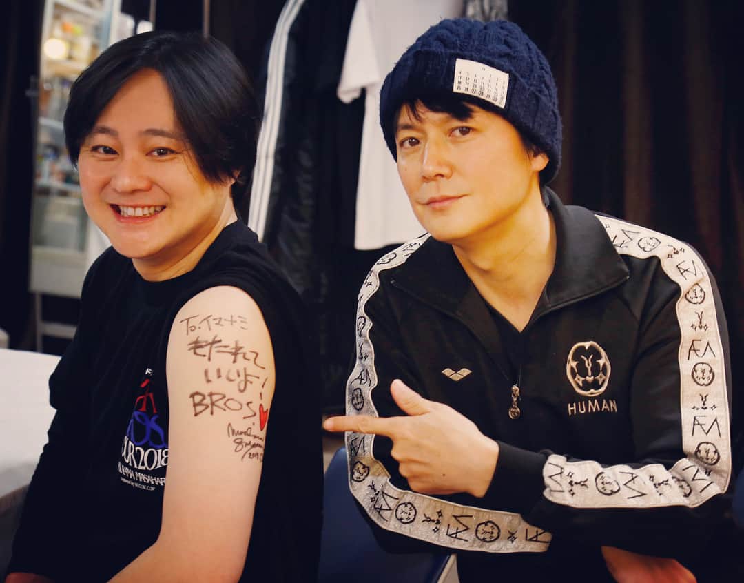 福山雅治さんのインスタグラム写真 - (福山雅治Instagram)「今浪くん、もたれていいよ。福  #WEREBROSTOUR2018 #大阪初日 #もっとそばにきて #もたれていいよ #今浪さんの腕でサインのリハーサル」2月4日 22時30分 - masaharu_fukuyama_official