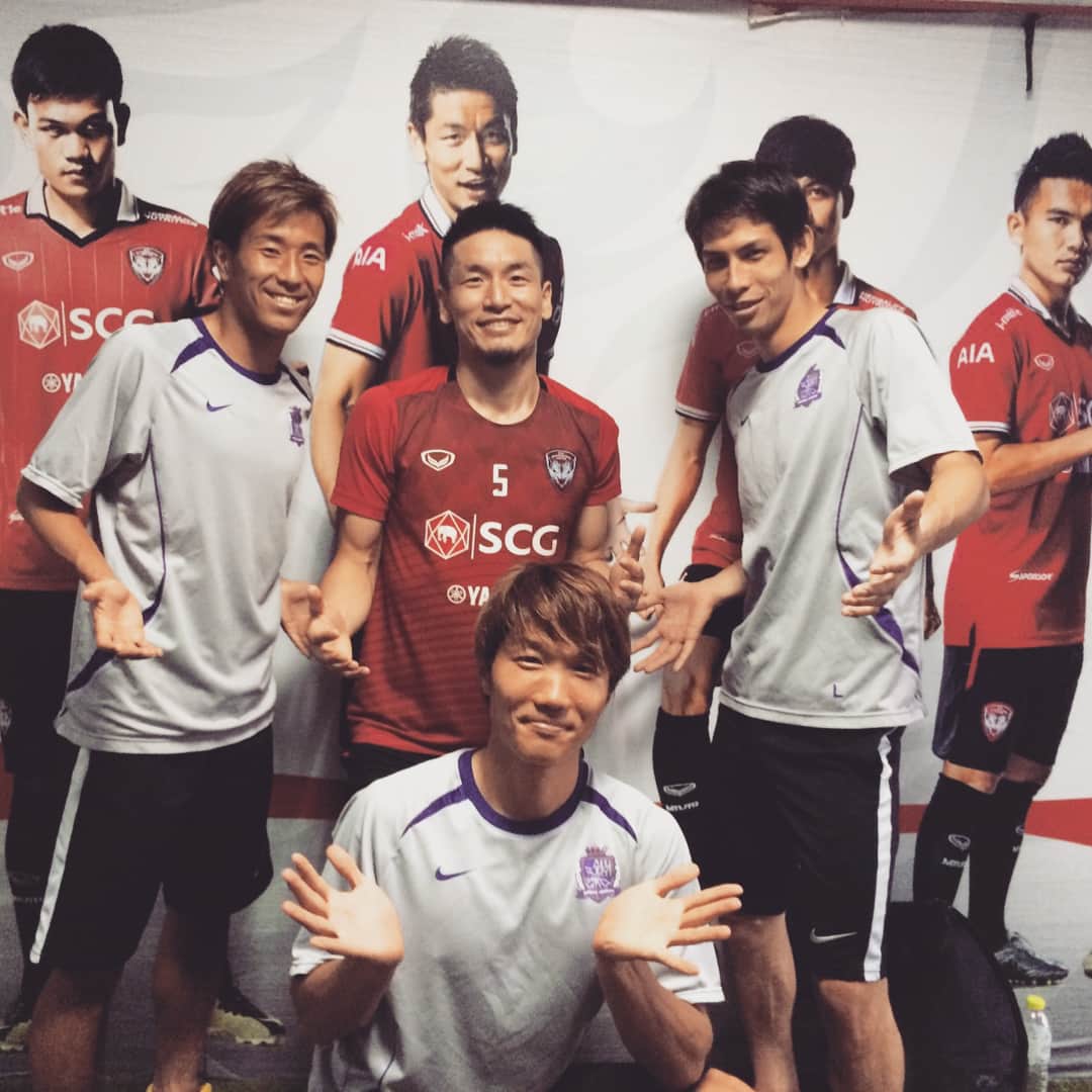 稲垣祥のインスタグラム：「久しぶりの再会☺️ #青山直晃 #ムアントン・ユナイテッドFC #相変わらずのいいパパ感 #このポーズの意味は謎 #甲府の戦友 #柏好文 #佐々木翔 #今日はプレシーズンマッチ頑張るぞ #サンフレッチェ広島 #ICHIGAN」