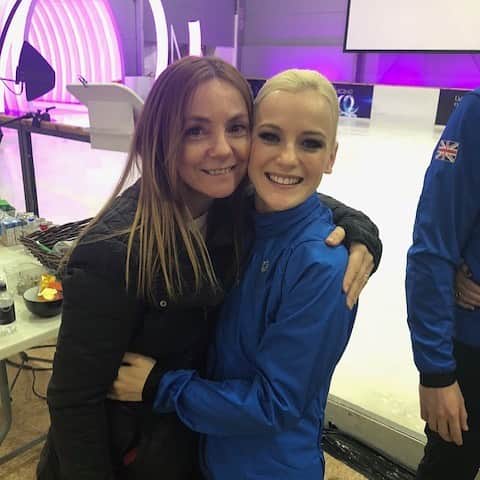 ペニー・クームズのインスタグラム：「When your Mumma looks like your sister! 💜 Backstage at Dancing On Ice!!! . . . . #dancingonice #doi #goodjeans #mum #pyeongchang2018 #lovemyjob #living #livingmybestlife #excited」