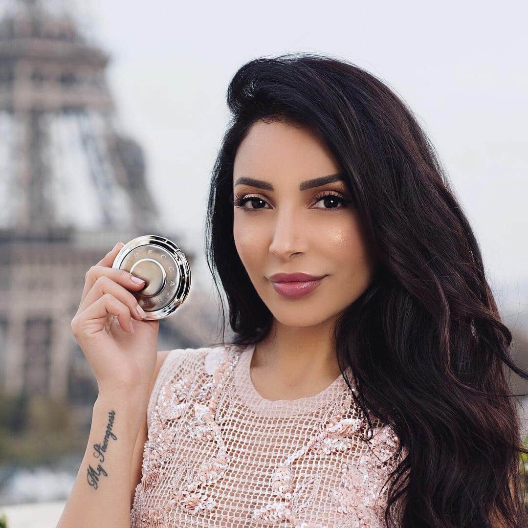 sananasのインスタグラム：「SUPRIIIIISE 🙈😭✨J’ai l’immense honneur de vous annoncer la sortie de mon tout premier produit de cosmétique en collaboration avec @BECCAcosmetics 🎉🎊Il sera disponible dans quelques jours ! AHHHHHHHH !!! Je suis tellement heureuse et excitée et reconnaissante ... et plus encore 😱Vous savez à quel point l’highlighter est mon produit chouchou ! Je n’aurais jamais rêvé mieux que d’en créer un (tout court déjà ahah) avec la plus belle marque d’highlighter : BECCA ❤️Une marque qui est entrée dans mon cœur il y a déjà plusieurs années à l’époque où elle n’était malheureusement pas encore disponible en France 😅Opal était ma teinte préférée mais elle vient d’être remplacée par MA TEINTE, NOTRE TEINTE : “Parisian Lights” ✨🗼Ce qui signifie “lumières Parisiennes”. La France est mise à l’honneur les gars ahah 🇫🇷Et en plus, il sera vendu à l’international vous imaginez ? Non parce que moi j’ai encore du mal à y croire 😭Il est absolument magnifique ! Je vous le montre dans ma dernière vidéo, le lien est dans la bio ! N’hésitez pas à suivre le compte de @BECCAcosmetics_France pour le voir de plus près ! Notre highlighter (oui c’est le votre aussi !) débarque bientôt chez @SephoraFrance, BE READY TO SHINE 😈✨ #BECCAxSANANAS #BECCAPartner #BeccaCosmetics #ParisianLights #ParisianLightsHighlighter #Highlighter #Enlumineur」