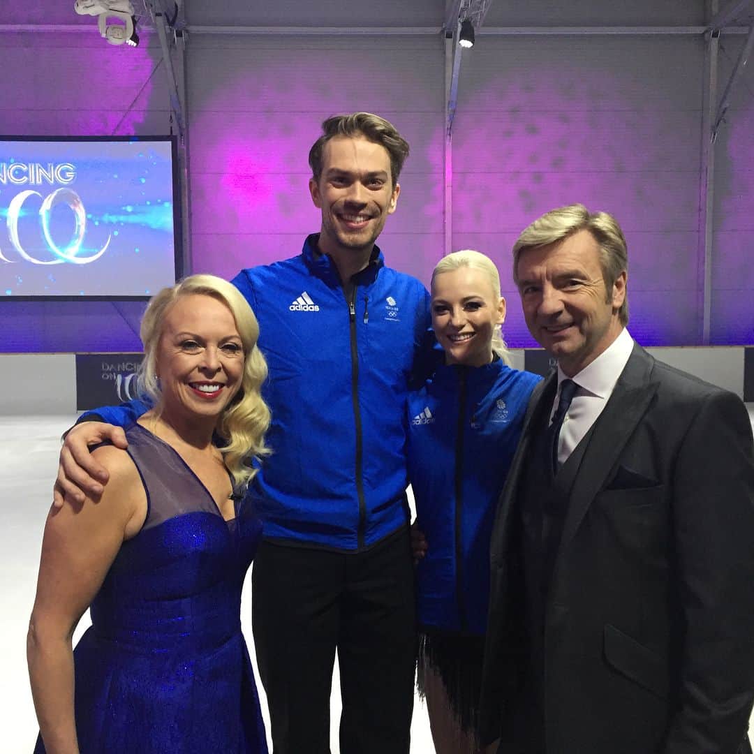 ペニー・クームズのインスタグラム：「I’m being a total fan girl right now!!! 💜 @jaynetorvill_official @schofe @ashleybanjogram @thejasongardiner @dancingonice @dancingonicetour @itv . . . . . #dancingonice #doi #itv #tvshow #tv #torvillanddean #pyeongchang2018 #lovemyjob #selfie #silverfox #celebrity」