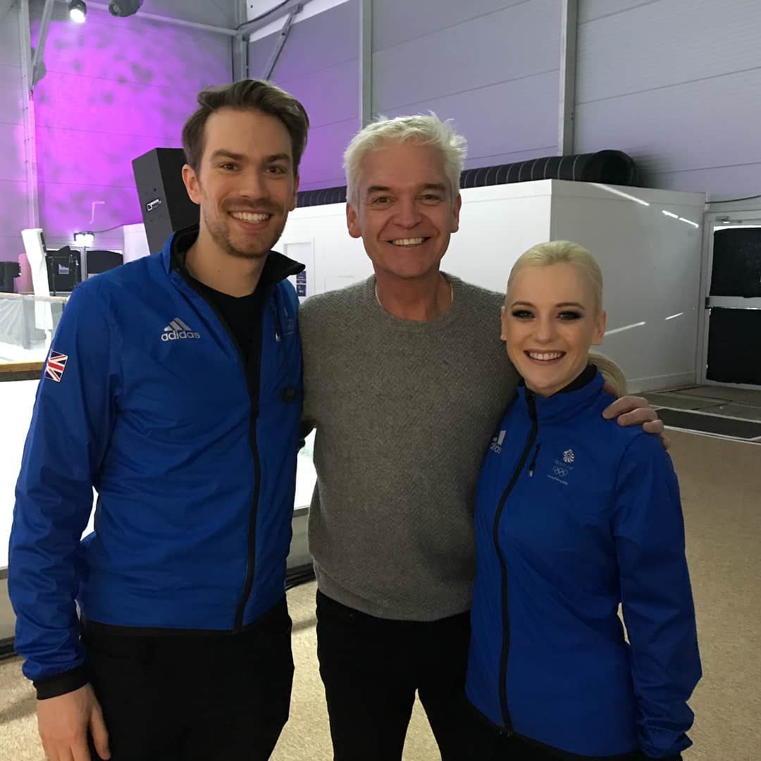 ペニー・クームズさんのインスタグラム写真 - (ペニー・クームズInstagram)「I’m being a total fan girl right now!!! 💜 @jaynetorvill_official @schofe @ashleybanjogram @thejasongardiner @dancingonice @dancingonicetour @itv . . . . . #dancingonice #doi #itv #tvshow #tv #torvillanddean #pyeongchang2018 #lovemyjob #selfie #silverfox #celebrity」2月5日 2時20分 - pennycoomes