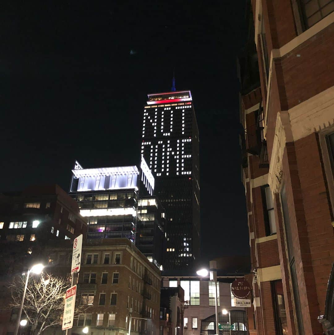 サイモン・シュナピアのインスタグラム：「Boston is ready Let’s Go!!! #letsgo #superbowl #patriots #tombrady #mvp #notdone」