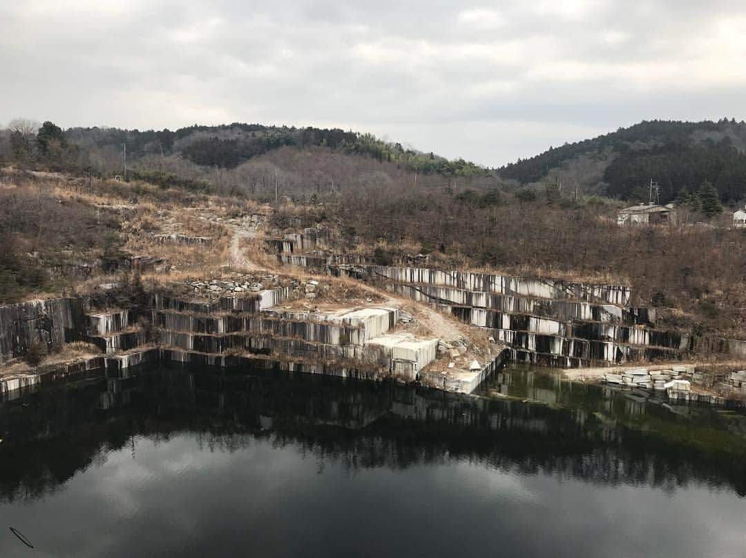 有働文子さんのインスタグラム写真 - (有働文子Instagram)「茨城県笠間市の石切山脈、前山採石場。1月17日に撮影🤳何度見ても、圧巻の絶景。初夏には新緑が楽しめます💕#茨城新聞茨城の絶景 #茨城県 #石切山脈 #絶景 #初夏が楽しみ」2月5日 7時58分 - udou_fumiko