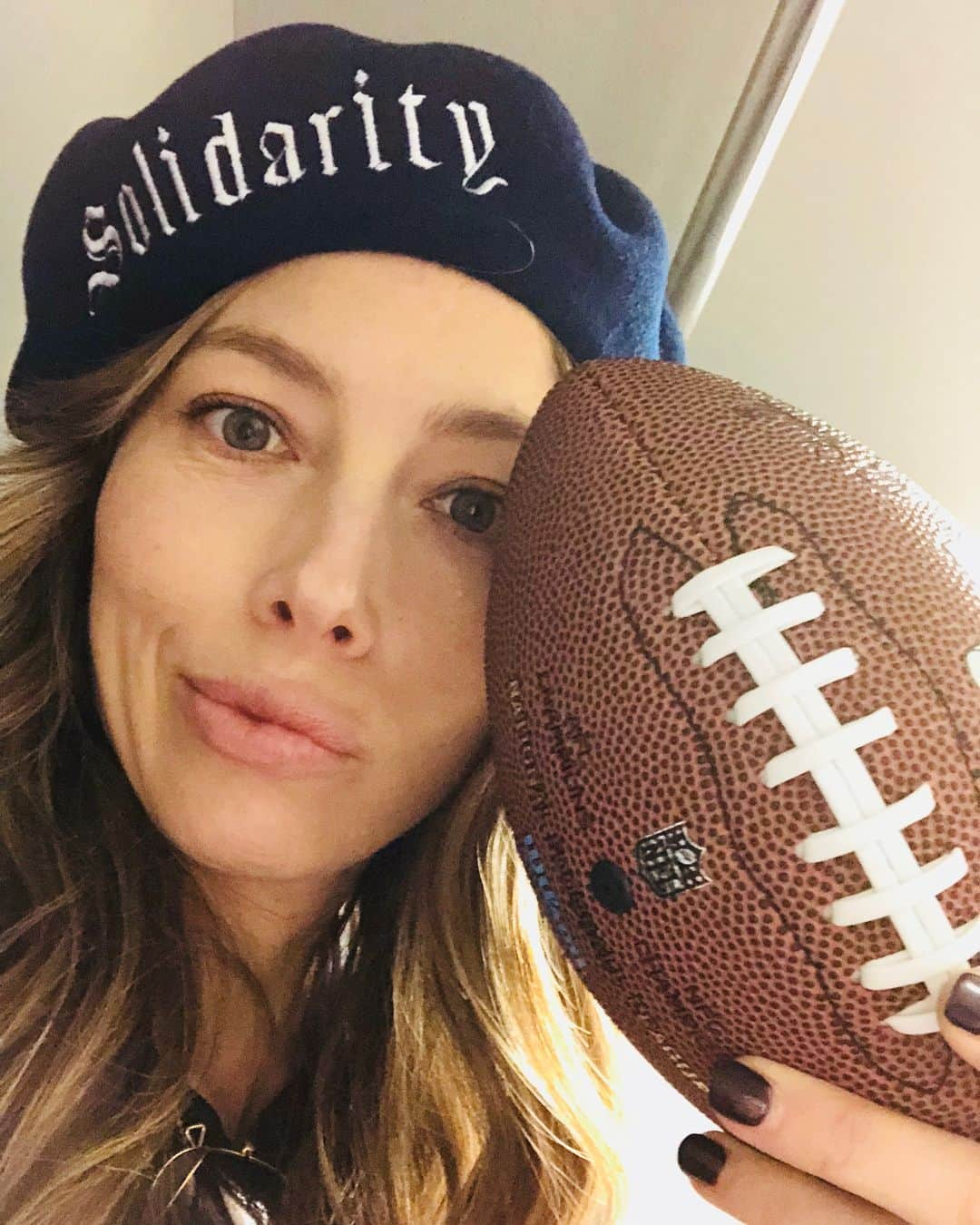 ジェシカ・ビールさんのインスタグラム写真 - (ジェシカ・ビールInstagram)「Laces out...! #superbowllii」2月5日 8時48分 - jessicabiel