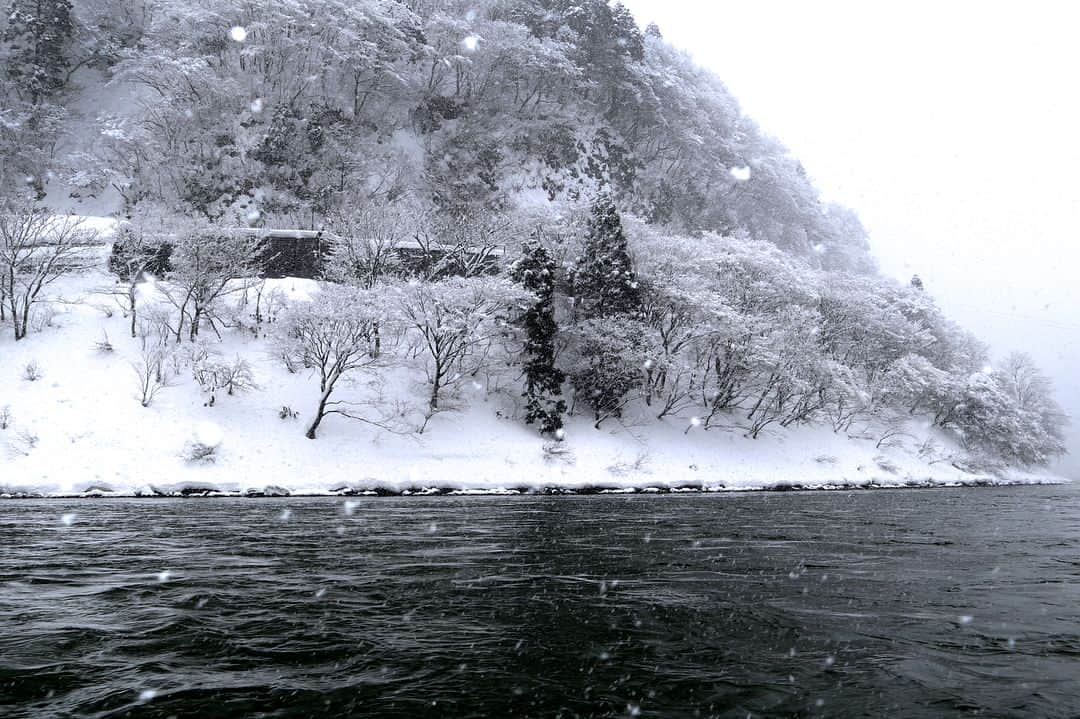 高橋晴香さんのインスタグラム写真 - (高橋晴香Instagram)「山形2日目は、最上川舟下りへ🚤 .  コタツ舟でお弁当を食べながら見る冬景色❄️ .  雪化粧まるで絵に描いたような美しさ✨ .  風情あってとても素敵でした👩💓 .  #行くぜ東北 #冬のごほうび #PR #山形県 #山形 #絶景 #こたつ舟 #最上川 #最上川舟下り #ship #yamagata #river #snow #雪景色 #❄️ #☃️ #お弁当 #lunch #絶景 #kotathu #こたつ #冬景色 #雪化粧」2月5日 18時37分 - haruka_takahashi0127