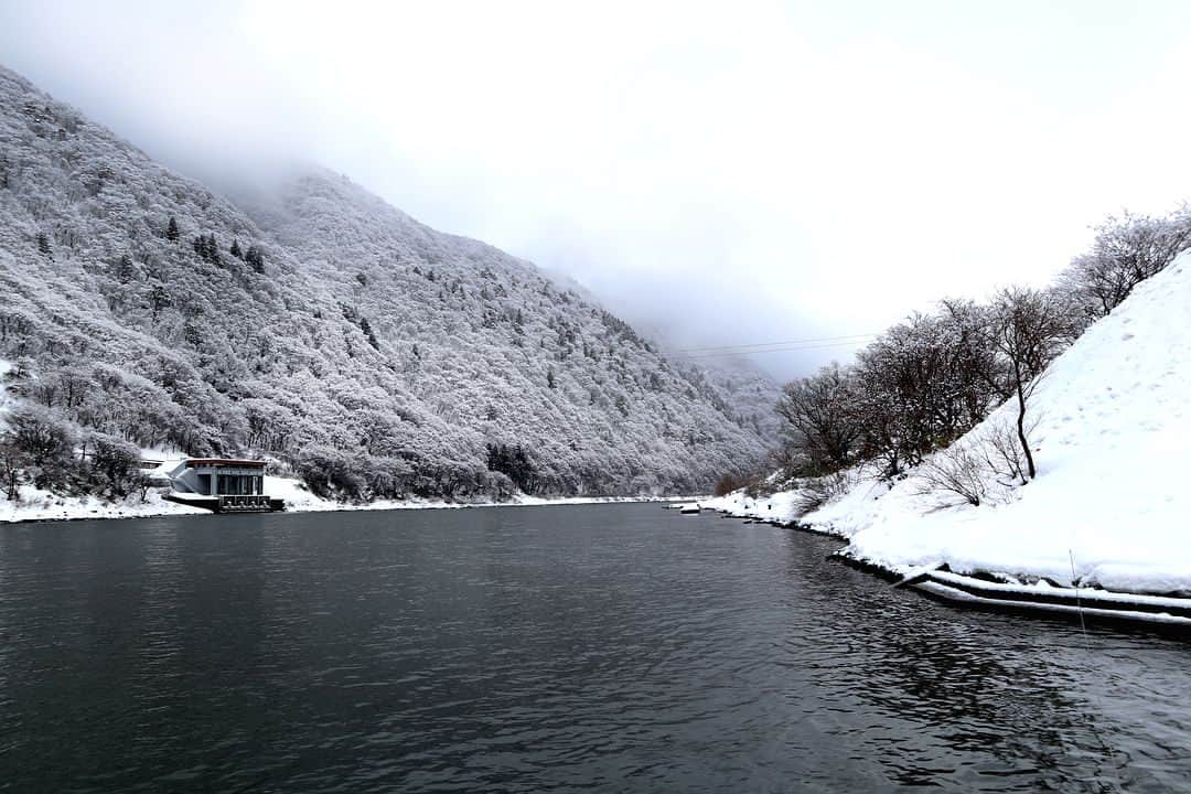 高橋晴香さんのインスタグラム写真 - (高橋晴香Instagram)「山形2日目は、最上川舟下りへ🚤 .  コタツ舟でお弁当を食べながら見る冬景色❄️ .  雪化粧まるで絵に描いたような美しさ✨ .  風情あってとても素敵でした👩💓 .  #行くぜ東北 #冬のごほうび #PR #山形県 #山形 #絶景 #こたつ舟 #最上川 #最上川舟下り #ship #yamagata #river #snow #雪景色 #❄️ #☃️ #お弁当 #lunch #絶景 #kotathu #こたつ #冬景色 #雪化粧」2月5日 18時37分 - haruka_takahashi0127