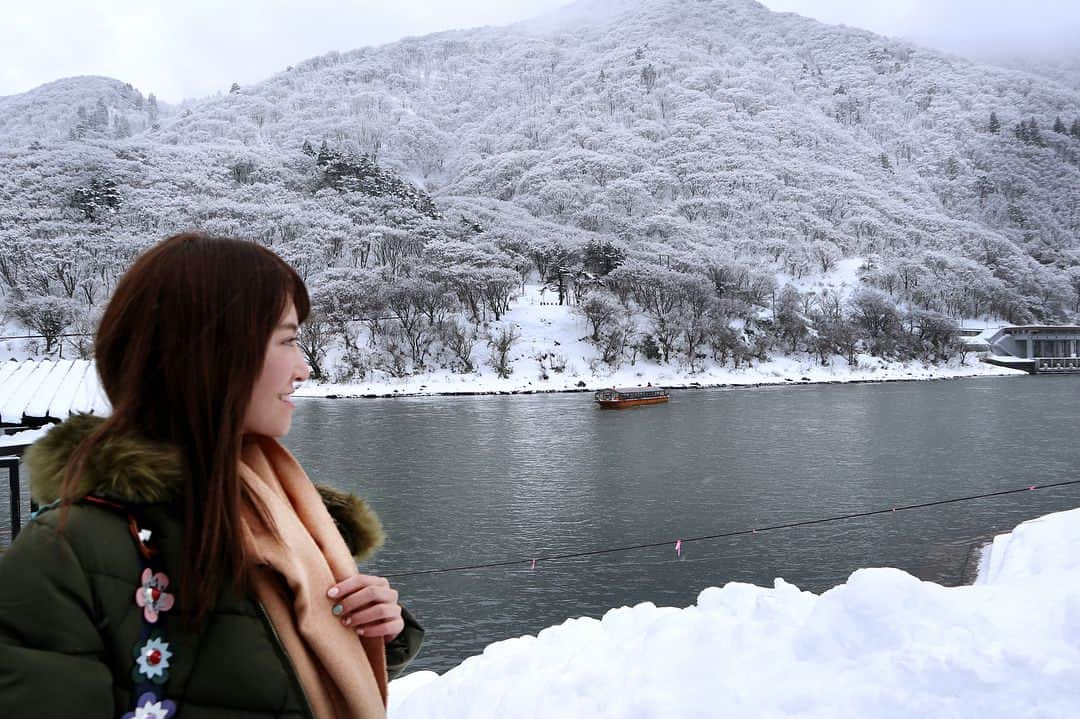 高橋晴香さんのインスタグラム写真 - (高橋晴香Instagram)「山形2日目は、最上川舟下りへ🚤 .  コタツ舟でお弁当を食べながら見る冬景色❄️ .  雪化粧まるで絵に描いたような美しさ✨ .  風情あってとても素敵でした👩💓 .  #行くぜ東北 #冬のごほうび #PR #山形県 #山形 #絶景 #こたつ舟 #最上川 #最上川舟下り #ship #yamagata #river #snow #雪景色 #❄️ #☃️ #お弁当 #lunch #絶景 #kotathu #こたつ #冬景色 #雪化粧」2月5日 18時37分 - haruka_takahashi0127